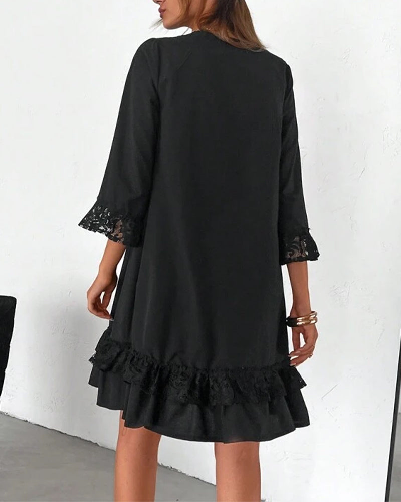 Elegant dress with lace panels