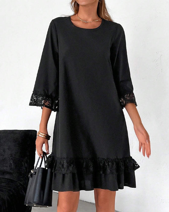 Elegant dress with lace panels