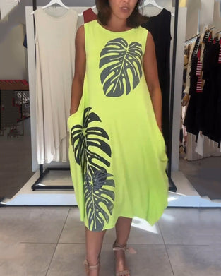 Sleeveless leaf print dress